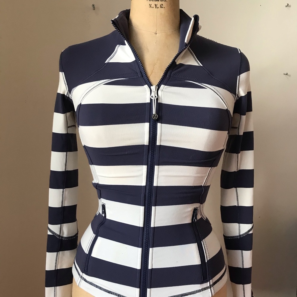 SOLD 🎉🎉🎉 LULULEMON shaping exercise jacket- 2 -blue stripe - Picture 3 of 8
